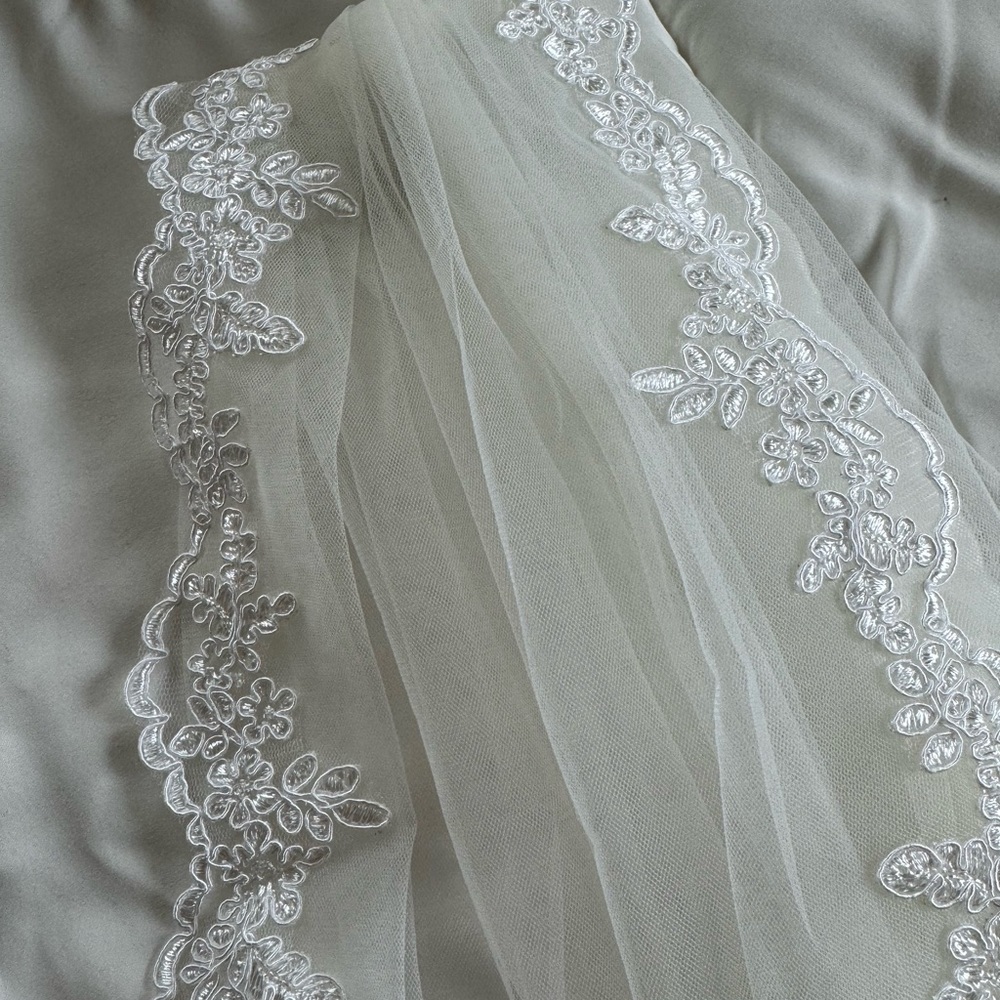 Great condition ivory bridal veil with lace trim - Picture 4 of 5